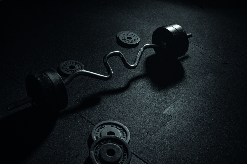 Fitnessgerät in einem dunklen Raum.